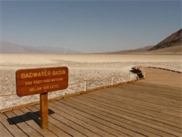 恶水盆地 (Badwater Basin) 恶水盆地 (Badwater Basin)